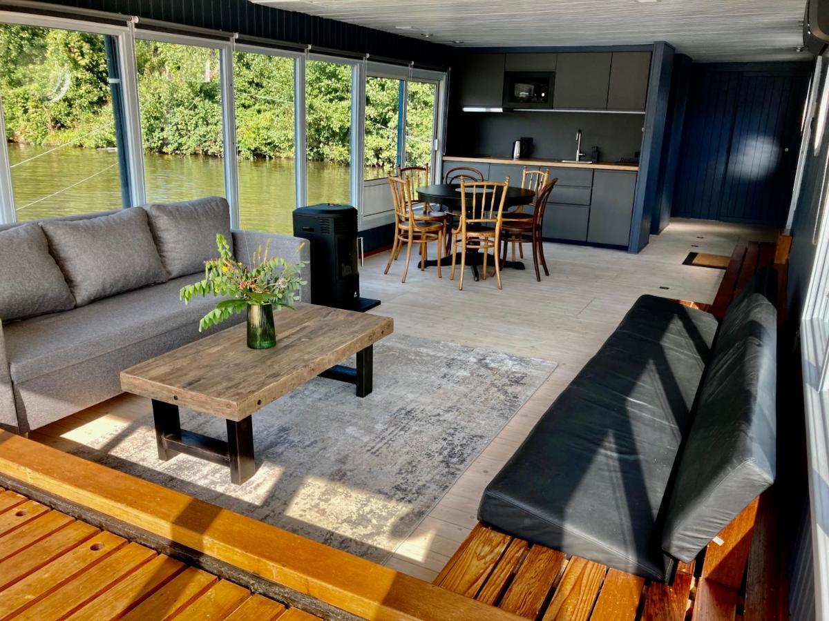 Houseboat - Place In ספינת מלון פראג