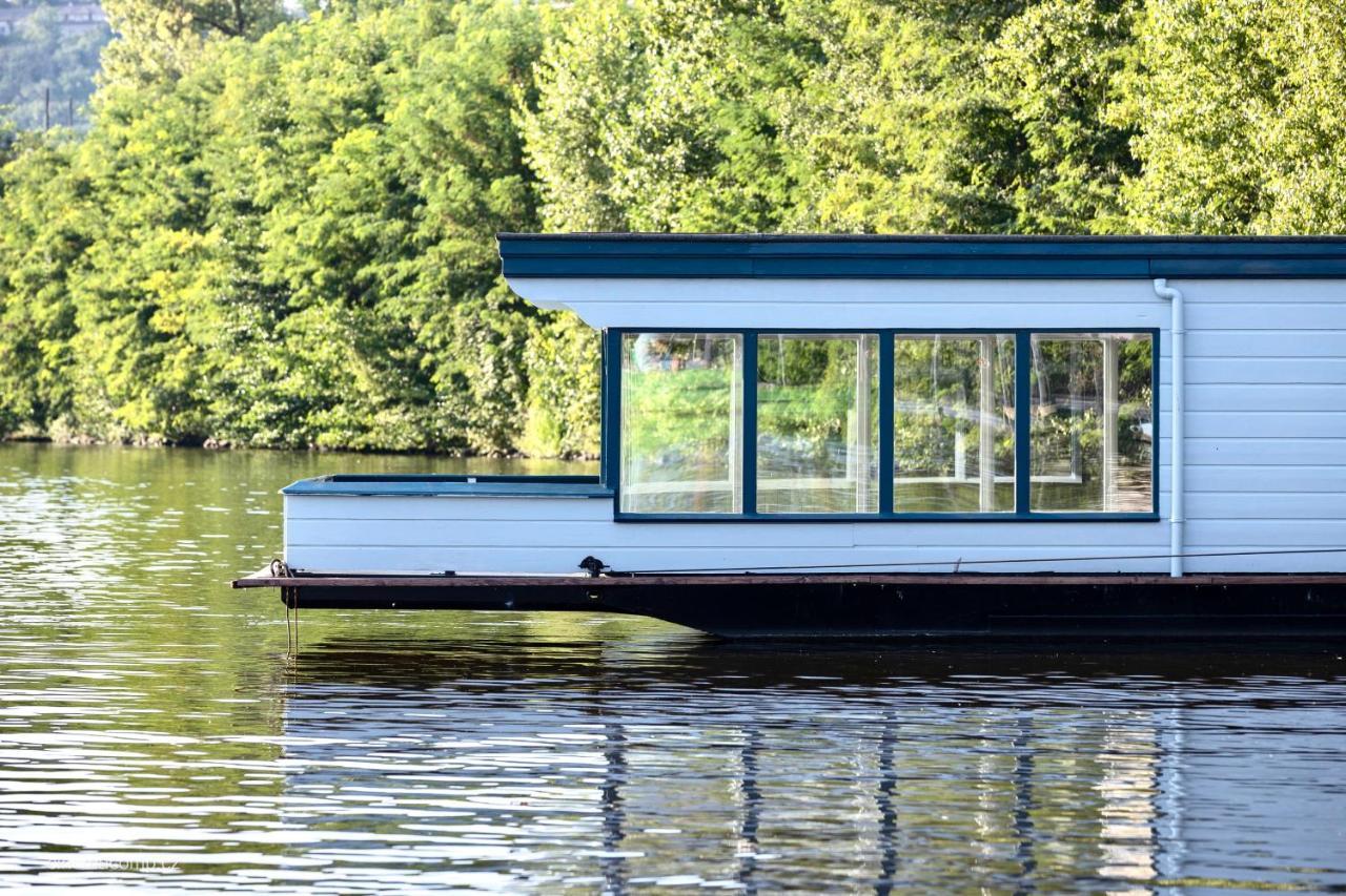 Houseboat - Place In Botel